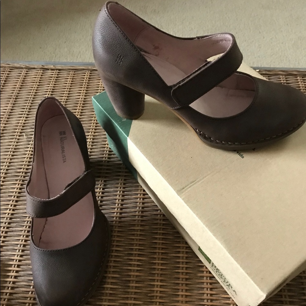 El Naturalista brown leather Mary Jane pump